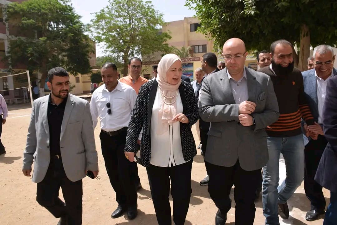 أبرزها إحالة قيادات تعليمية للتحقيق.. تفاصيل جولة محافظ بني سويف بمدارس الوسطى 1 1745931791547 محافظ أبرزها إحالة قيادات تعليمية للتحقيق.. تفاصيل جولة محافظ بني سويف بمدارس الوسطى موقع في الجامعة