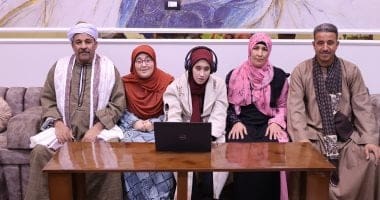 202504130953145314 الوزراء طالبة من ذوي الهمم تتسلم لاب توب لتحقيق حلمها في كلية الاقتصاد والعلوم السياسية موقع في الجامعة