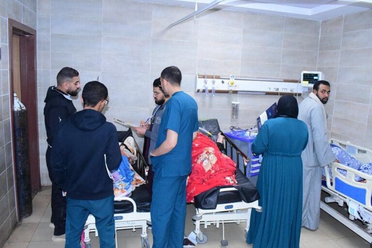 طوارىء جامعة سوهاج تستقبل 1302 حالة خلال عطلة عيد الفطر 33 4 4 2025 16 54 11 GomhuriaOnline 11921743778451 جنوب طوارىء جامعة سوهاج تستقبل 1302 حالة خلال عطلة عيد الفطر موقع في الجامعة