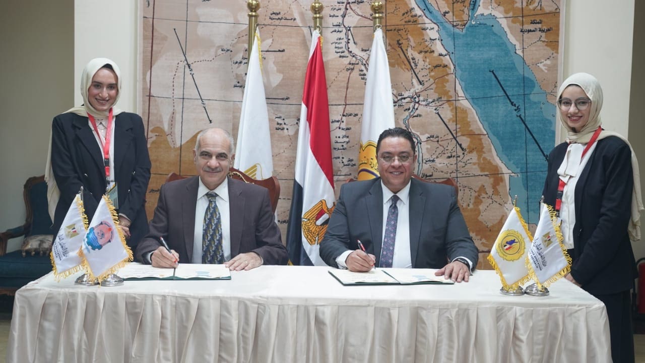 49a9b76e 3ace 4b50 a6d3 1bbf93e3bcef التعليم العالي تعاون بين جامعة أسوان ومعهد إعداد القادة لتأهيل الكوادر الجامعية برعاية وزير التعليم العالي موقع في الجامعة