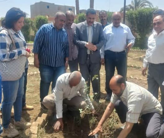 FB IMG 1744050155301 مبادرة مدير تعليم دار السلام يواصل جولاته الميدانية لمتابعة المدارس وتنفيذ مبادرة التشجير موقع في الجامعة