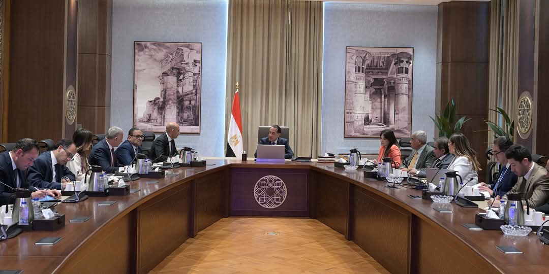 FB IMG 1745341408956 جامعة القاهرة مدبولي يبحث سبل تعزيز الشراكة مع القطاع الخاص في ملف المدارس الفنية المتخصصة موقع في الجامعة