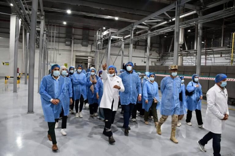 "تجربة واقعية في قلب التنمية".. طلاب جامعة الزقازيق في جولة ميدانية بمصنع سايلو فودز 3 FB IMG 1745396887510 جامعة القاهرة "تجربة واقعية في قلب التنمية".. طلاب جامعة الزقازيق في جولة ميدانية بمصنع سايلو فودز موقع في الجامعة
