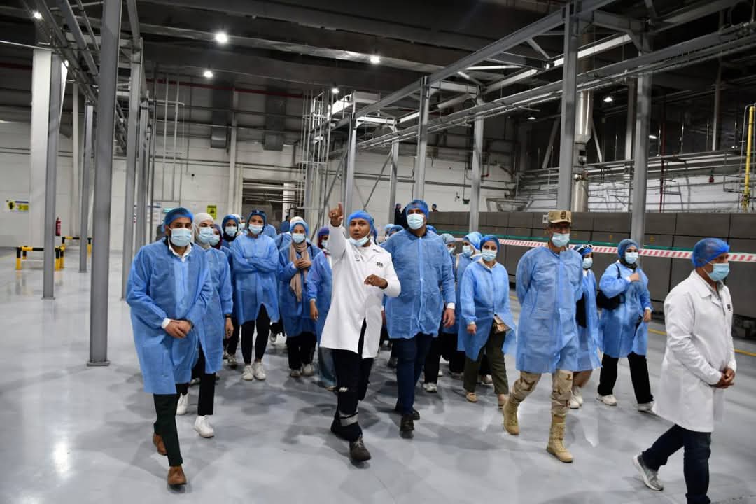 FB IMG 1745396887510 تعليم "تجربة واقعية في قلب التنمية".. طلاب جامعة الزقازيق في جولة ميدانية بمصنع سايلو فودز موقع في الجامعة
