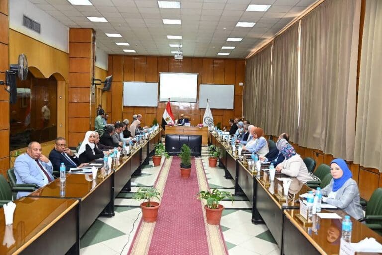 رئيس جامعة أسيوط يوجه بالاستعداد لامتحانات نهاية العام وتوفير بيئة جامعية منضبطة للطلاب 33 FB IMG 1745419991880 الذهب رئيس جامعة أسيوط يوجه بالاستعداد لامتحانات نهاية العام وتوفير بيئة جامعية منضبطة للطلاب موقع في الجامعة