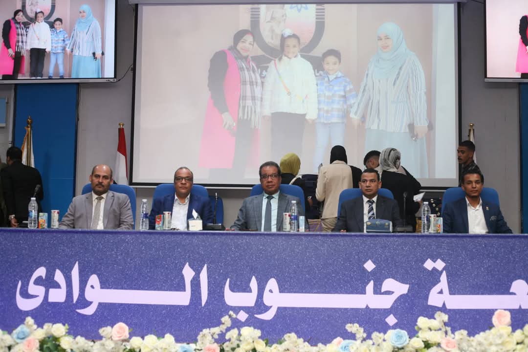 FB IMG 1745500696411 جامعة النيل جامعة جنوب الوادي تحتفل بتخرج دفعة جديدة من طلاب قسم اللغة العربية موقع في الجامعة