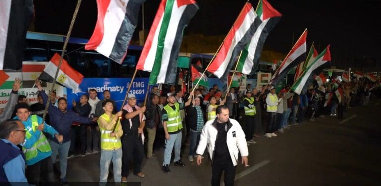 الآلاف بمحافظة القاهرة يحتشدون بطريق السويس رفضًا لمخططات تهجير الفلسطينيين ودعمًا لصمود غزة 3 IMG 20250408 WA0010 1 تعليم الآلاف بمحافظة القاهرة يحتشدون بطريق السويس رفضًا لمخططات تهجير الفلسطينيين ودعمًا لصمود غزة موقع في الجامعة