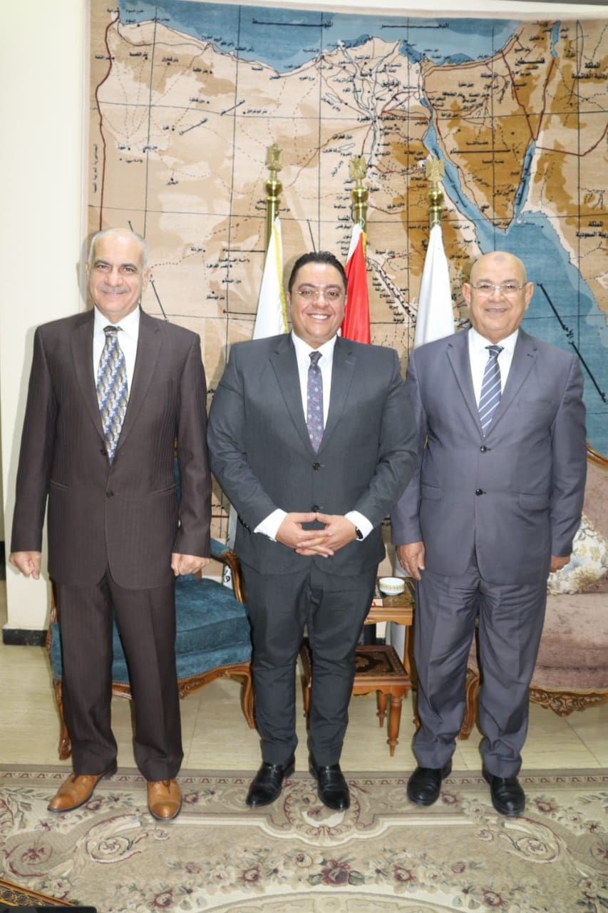IMG 20250410 WA0006 القادة مستشار وزير التعليم العالي: برنامج قادة الابتكار الإجتماعي يبني طلاب قادرين على إيجاد حلول مستدامة للمشكلات موقع في الجامعة