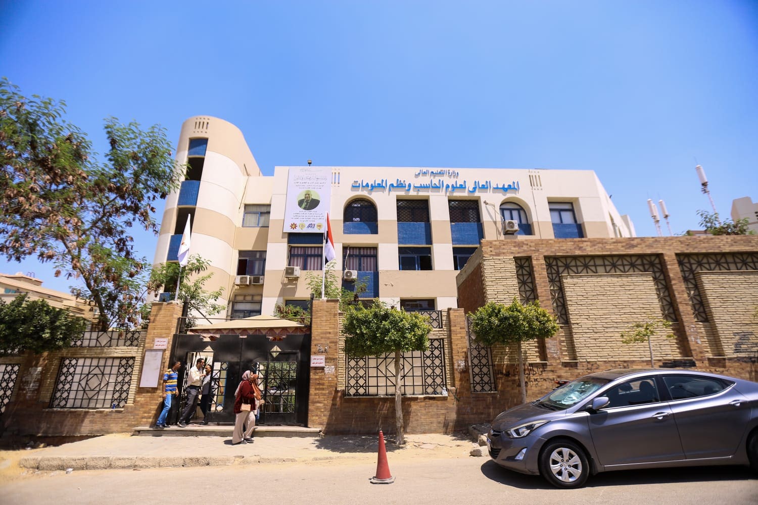IMG 20250410 WA0221 طلاب طلاب المعهد العالي لعلوم الحاسب بالتجمع الخامس يتألقون في عرض مسرحية "أنا المجنون" موقع في الجامعة