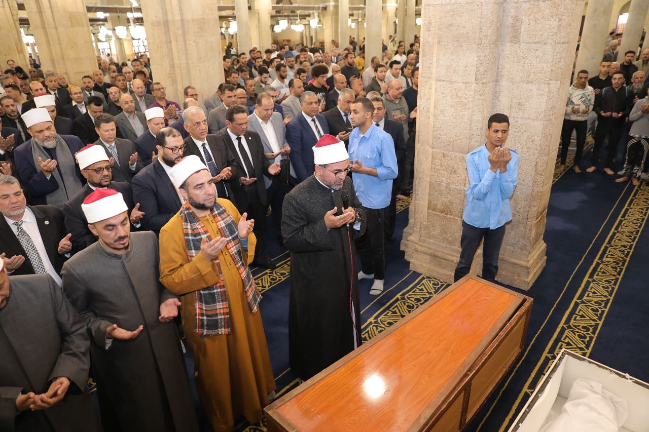 IMG 20250416 WA0046 الجامع الأزهر بمشاركة قيادات المشيخة .. أداء صلاة الجنازة على والدة  نائب رئيس الجامعة بالجامع الأزهر  - صور  موقع في الجامعة
