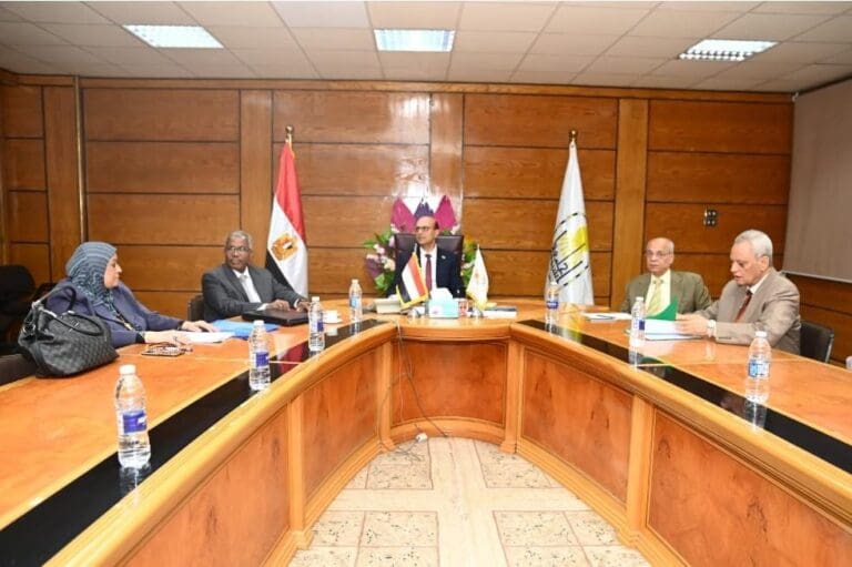 المنشاوي يترأس لجنة اختيار عميد تربية أسيوط.. والمرشحين يعرضون المقترحات 5 المنشاوي يترأس لجنة اختيار عميد كلية التربية في جامعة أسيوط