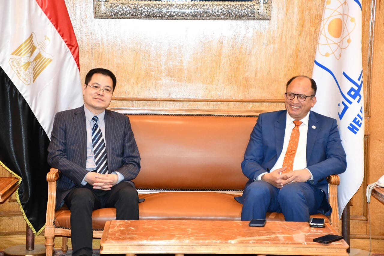 IMG 20250417 WA0062 حلوان جامعتي حلوان والمصرية الصينية يستقبلان وفدًا جامعيًا صينيًا لبحث التعاون في مجال الطب التقليدي موقع في الجامعة
