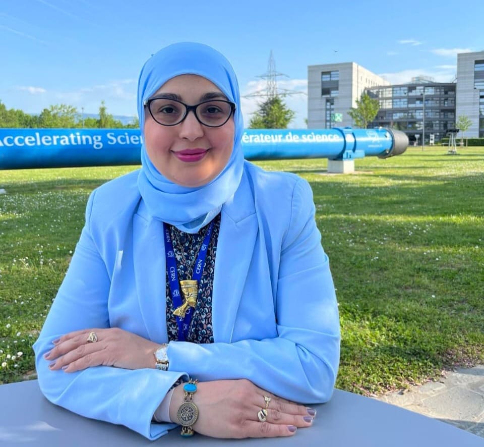 الدكتورة شيماء أبو زيد الفائزة بجائزة Breakthrough العالمية في الفيزياء الأساسية لعام 2025