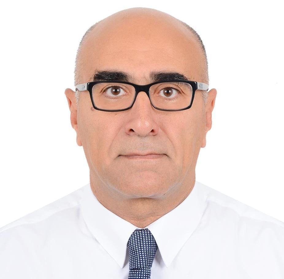 IMG 20250422 WA0018 جامعة القاهرة فوز طبيب بطب قصر العينى ابتكر جهاز التشغيل الآلى لجراحة تصحيح اعوجاج العمود الفقرى باستخدام الروبوت موقع في الجامعة