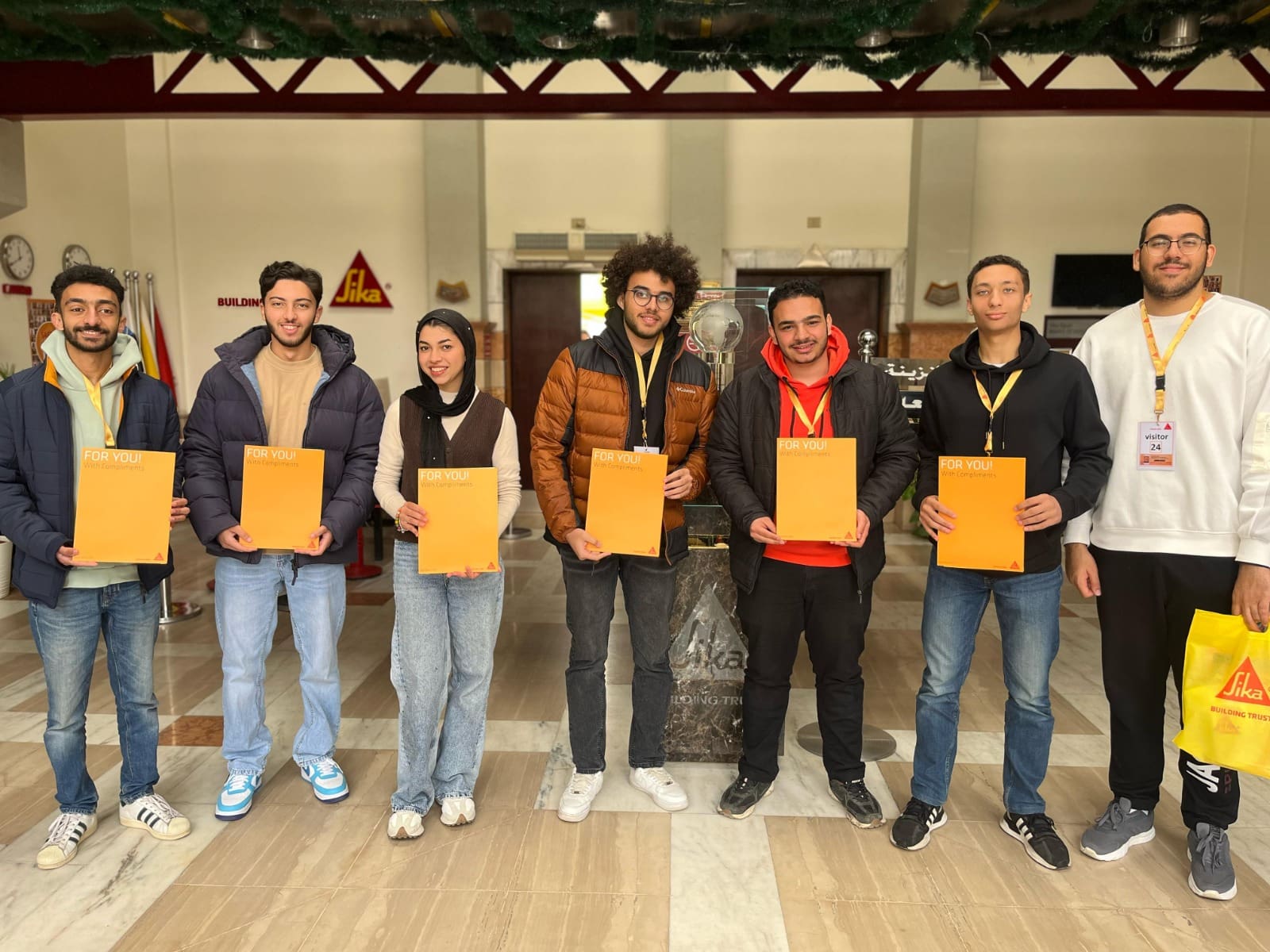 IMG 20250428 WA0144 الوادى الجديد تدريب عملي لطلاب برنامج الهندسة المدنية بالجامعة الالمانية في مجال كيماويات البناء موقع في الجامعة