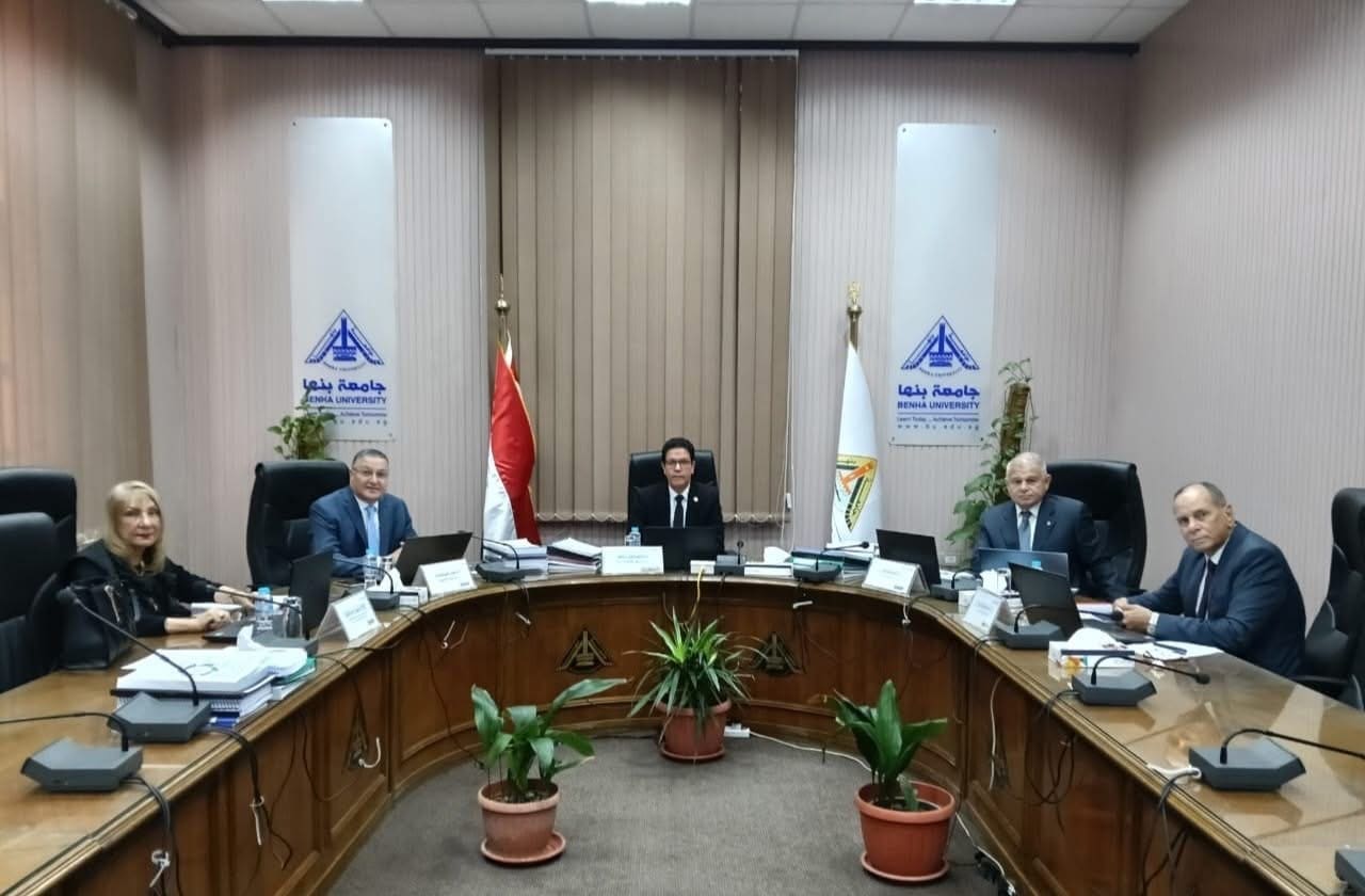 IMG 7715 رئيس جامعة بنها رئيس جامعة بنها يترأس لجنة اختيار عميد كلية الهندسة بشبرا موقع في الجامعة