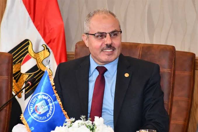 IMG 7901 1 كلية الآداب طلاب كلية الآداب بجامعة القناة ينظمون معرض لتدوير خامات البيئة وتحويل المخلفات لأعمال فنية موقع في الجامعة
