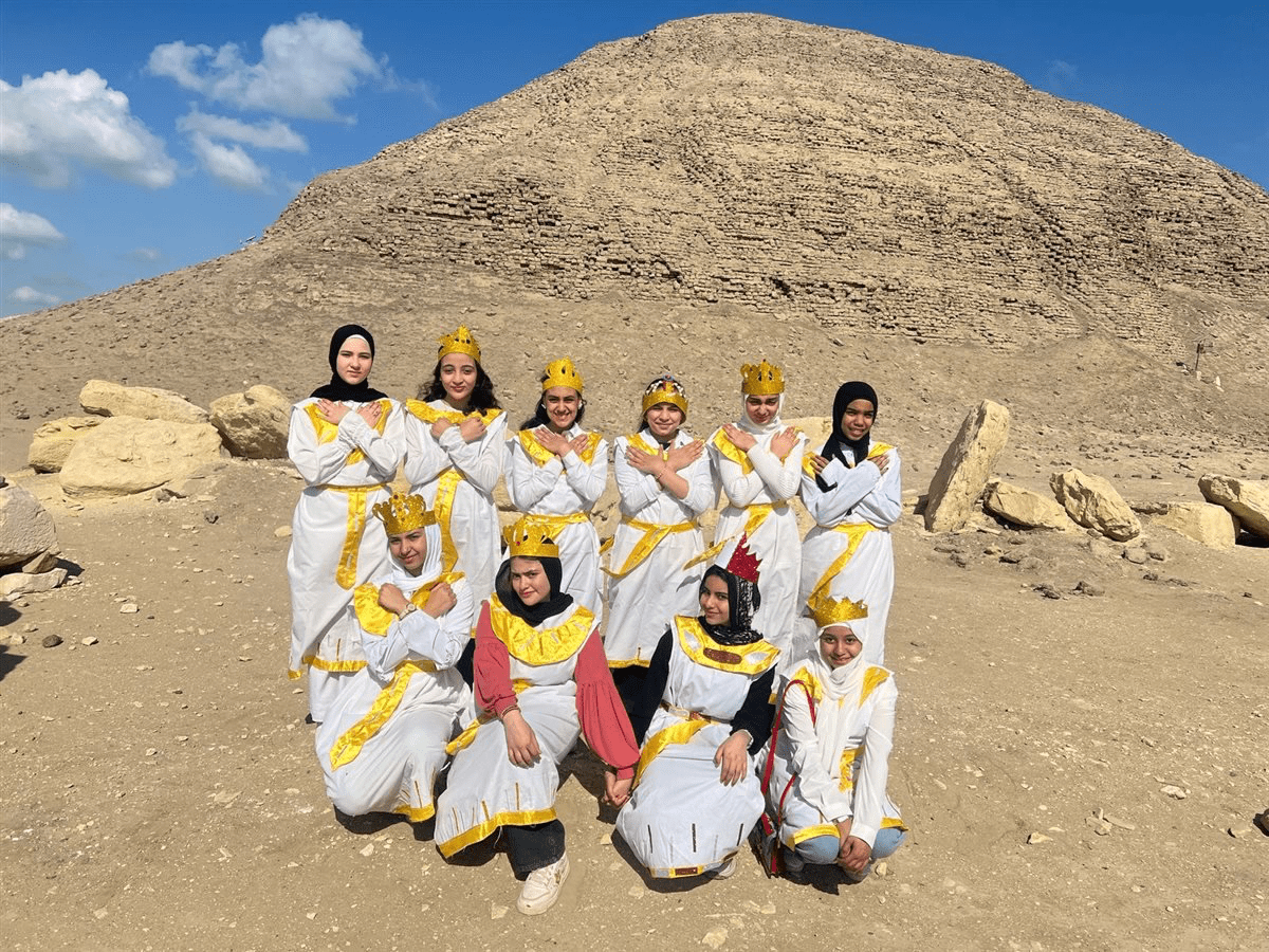 IMG 7937 الوعي الأثري بالفيوم إدارة الوعي الأثري بالفيوم تنظم رحلة لطلاب المدارس إلى هرمي اللاهون وهوارة موقع في الجامعة