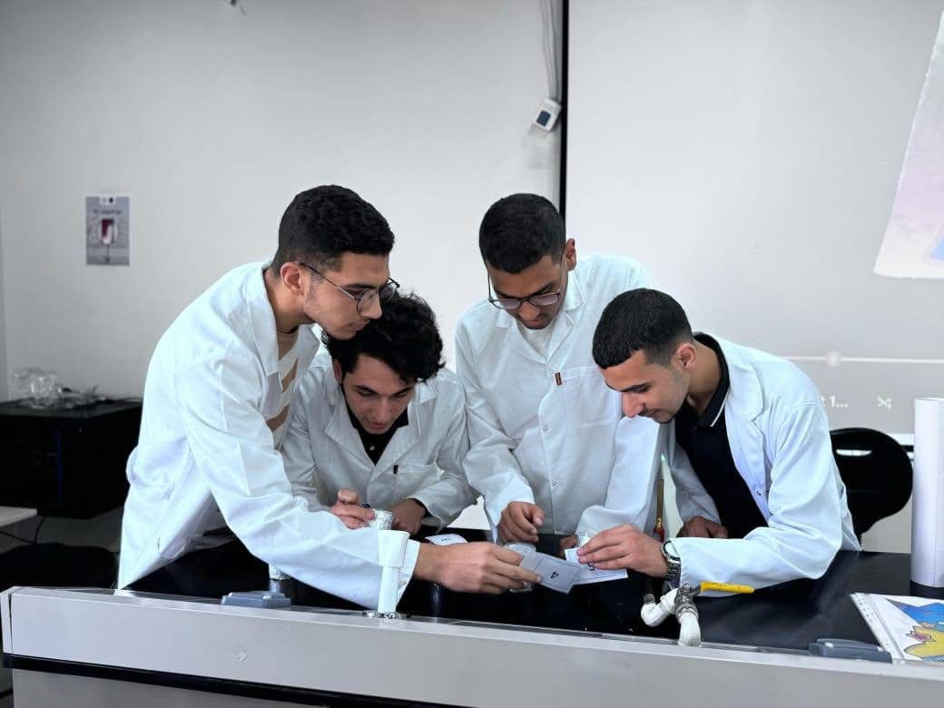 صيدلة المنصورة الأهلية تنظم نشاطًا بعنوان "تحدي المكونات المجهولة" لتنمية مهارات طلابها 1 IMG 8488 صيدلة صيدلة المنصورة الأهلية تنظم نشاطًا بعنوان "تحدي المكونات المجهولة" لتنمية مهارات طلابها موقع في الجامعة
