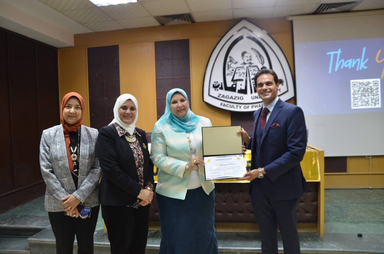 IMG 8630 طالبات انطلاق فعاليات البرنامج التأهيلي لملتقى التوظيف بكلية الصيدلة جامعة الزقازيق موقع في الجامعة