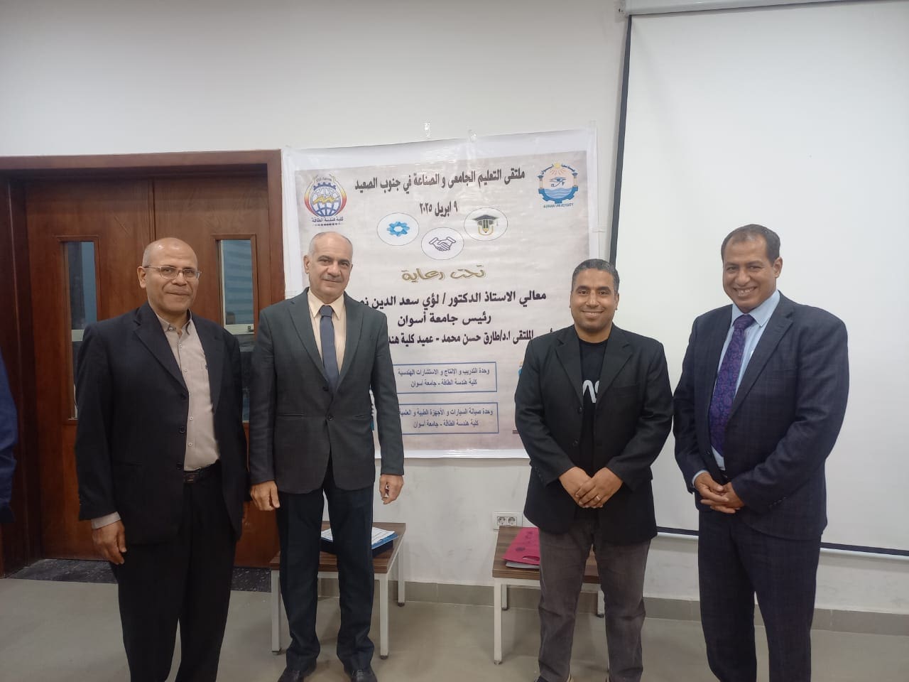 جامعة أسوان توصي بإنشاء وحدات بحثية داخل المصانع لربط الصناعة بالجامعة