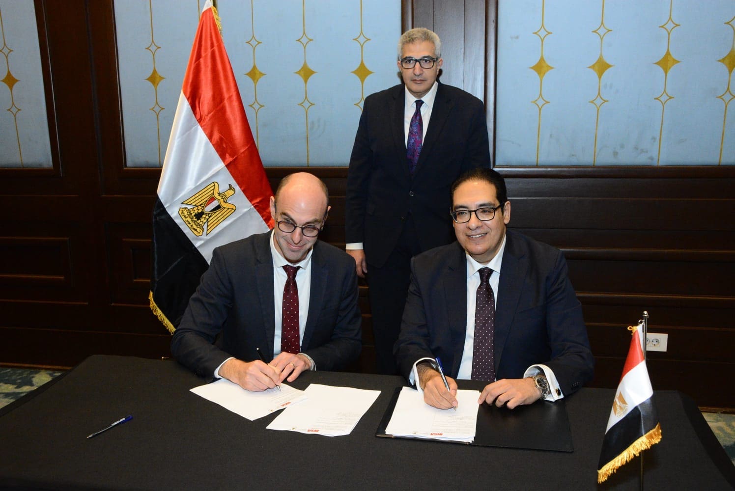 ca0691b8 6760 4c6a 8e2f 671a7afd541e منحة سفر رئيس جامعة القاهرة يوقع ٦ مذكرات تفاهم مع عدد من الجامعات والمعاهد الفرنسية في تخصصات الهندسة والطاقة موقع في الجامعة