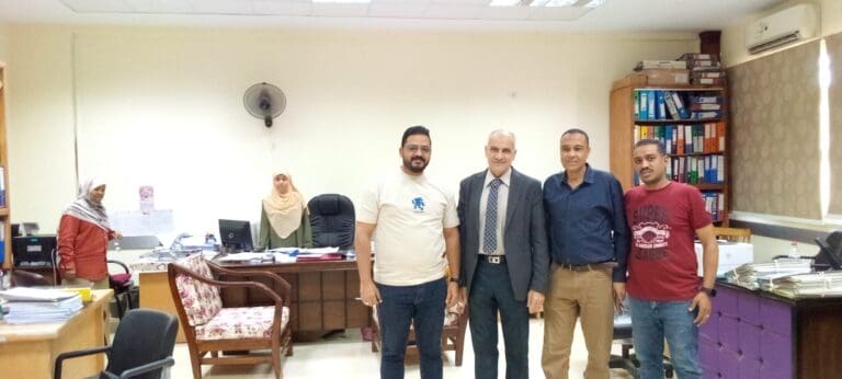 رئيس جامعة أسوان يهنئ العاملين بالجامعة ومنتسبيها بعيد الفطر المبارك بالمرور على مكاتب الإدارة المركزية.. صور 1 رئيس جامعة أسوان يهنئ العاملين بالجامعة ومنتسبيها بعيد الفطر المبارك بالمرور على مكاتب الإدارة المركزية