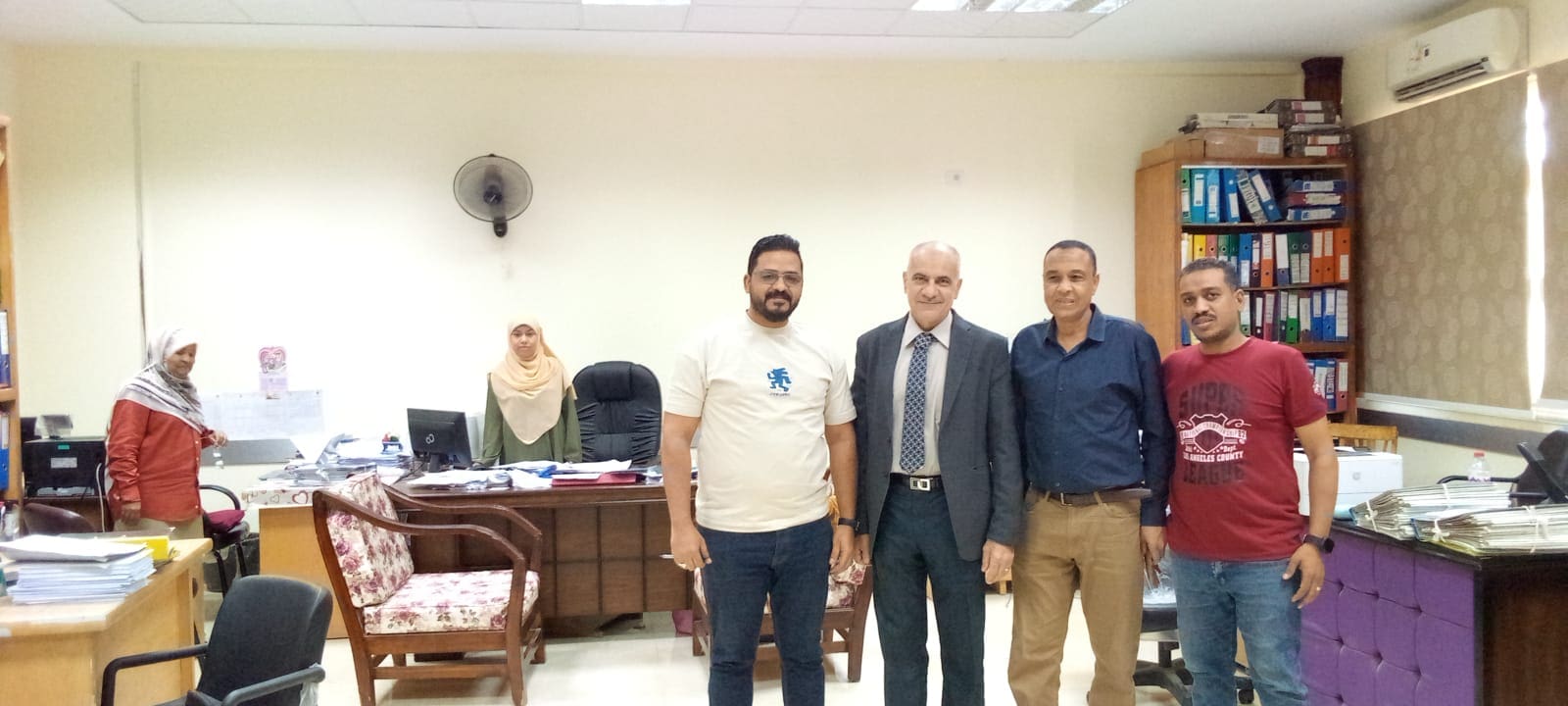 رئيس جامعة أسوان يهنئ العاملين بالجامعة ومنتسبيها بعيد الفطر المبارك بالمرور على مكاتب الإدارة المركزية.. صور 1 رئيس جامعة أسوان يهنئ العاملين بالجامعة ومنتسبيها بعيد الفطر المبارك بالمرور على مكاتب الإدارة المركزية