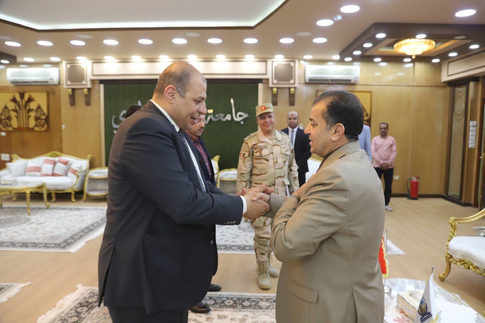 رئيس جامعة جنوب الوادي ووكيل تعليم قنا يبحثان التدريب العملي لكليات التربية بالمدارس 1 وكيل تعليم قنا ورئيس الجامعة جامعة رئيس جامعة جنوب الوادي ووكيل تعليم قنا يبحثان التدريب العملي لكليات التربية بالمدارس موقع في الجامعة