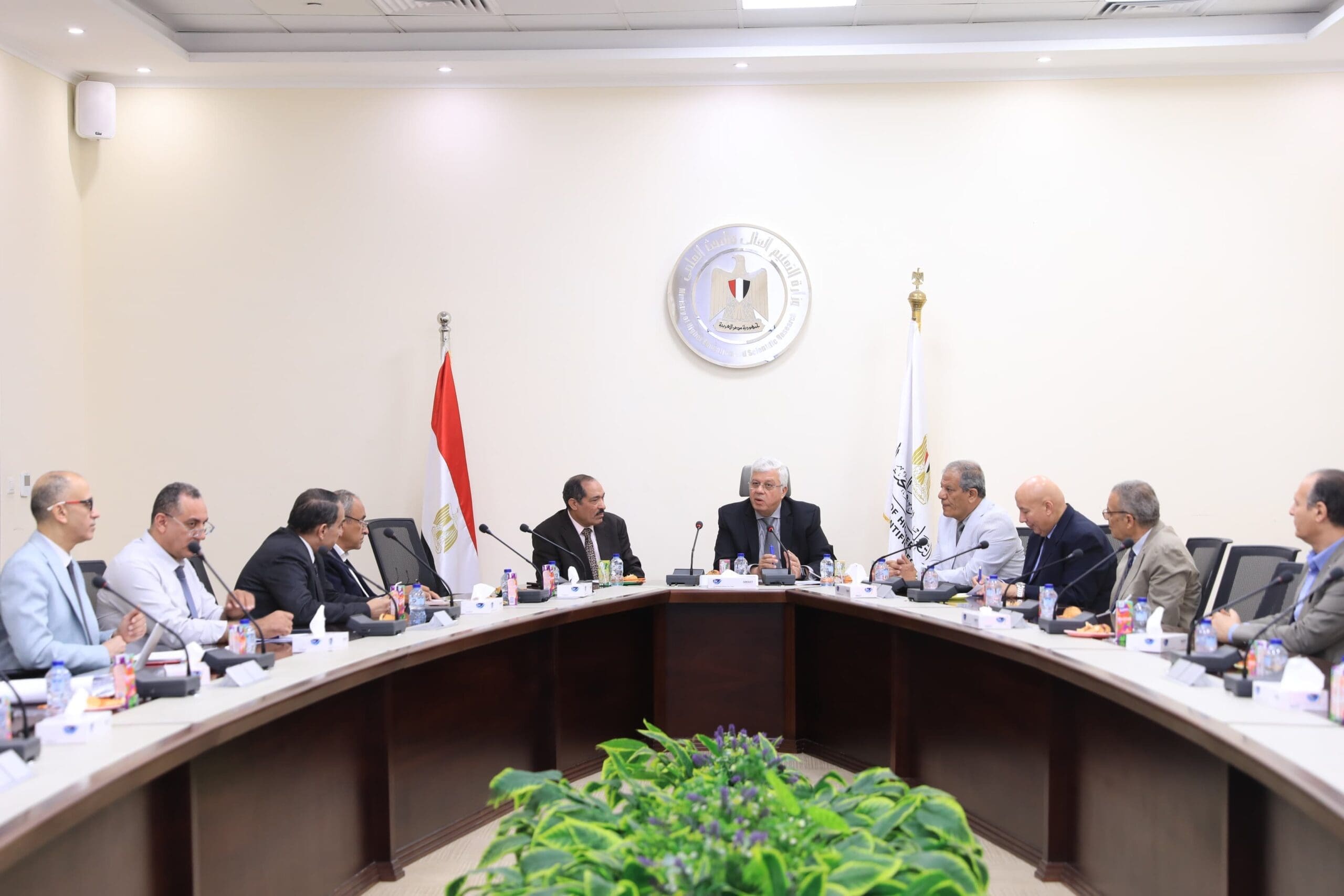 0046e431 6625 434b 8a5e 5e41bfc0633c scaled جامعة المنصورة وزير التعليم العالي يعقد اجتماعًا مع أعضاء اللجنة الوزارية لتعيين أعضاء هيئة التدريس والهيئة المعاونة بالمعاهد العليا موقع في الجامعة