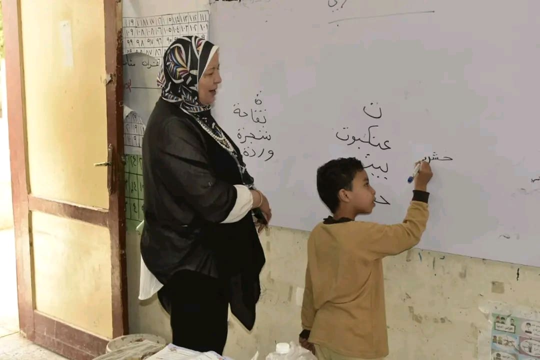 خلال جولة.. مدير تعليم بني سويف تطمئن على مستوى الطلاب في القراءة والكتابة