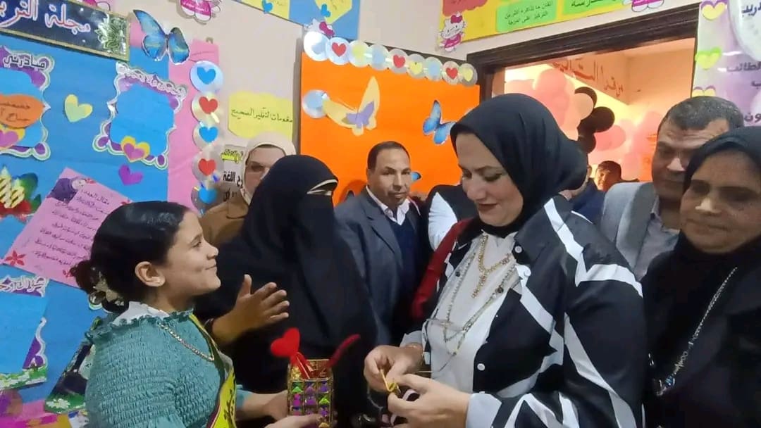 1746430579558 تعليم مدير تعليم مطروح ورئيس مركز الضبعة يتفقدان معرض ختام الأنشطة بإدارة الضبعة موقع في الجامعة