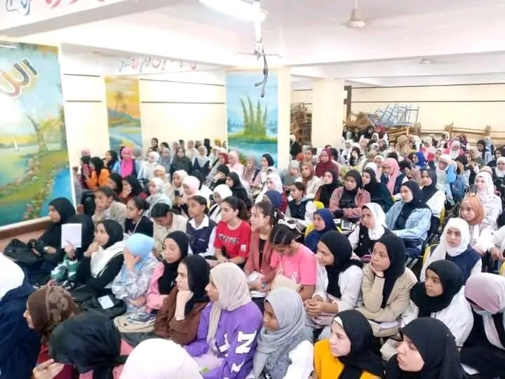 إقبال كثيف من طلاب الشهادة الإعدادية على حضور المراجعات النهائية بأسيوط