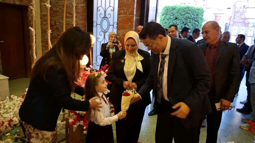1746948979288 الجغرافيا وكيل تعليم الغربية يشهد حفل المدرسة الرسمية الدولية في تخرج الصف الثاني من رياض أطفال FS2 موقع في الجامعة