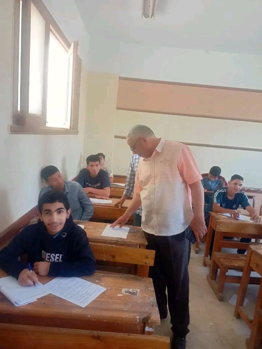 مدير عام التعليم الفني ببني سويف يتابع امتحانات الفصل الدراسي الثاني بالواسطي