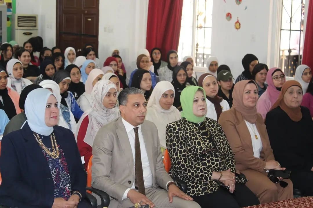 1747055110146 المراجعات وكيل تعليم الجيزة يستمع لشرح المراجعات النهائية المقدم لطلاب المدارس التجريبية بأكتوبر موقع في الجامعة