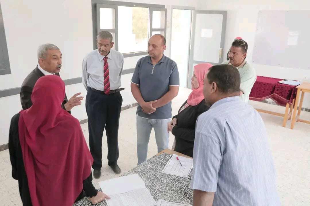 1747142107175 الوادي وكيل تعليم الوادي يتابع كنترول المواد النظرية: توفير جميع الاحتاجات للطلاب موقع في الجامعة