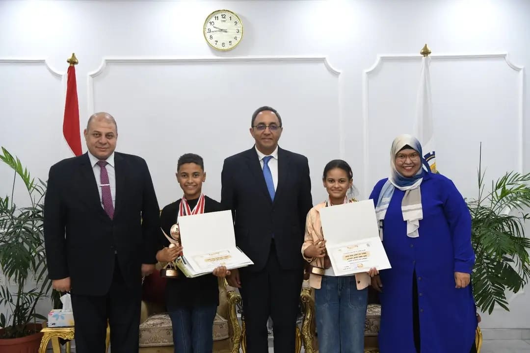 1748095702447 محافظ قنا محافظ قنا يكرم الفائزين بجائزة الدولة للمبدع الصغير ويشيد بدور الأسرة والمدرسة موقع في الجامعة