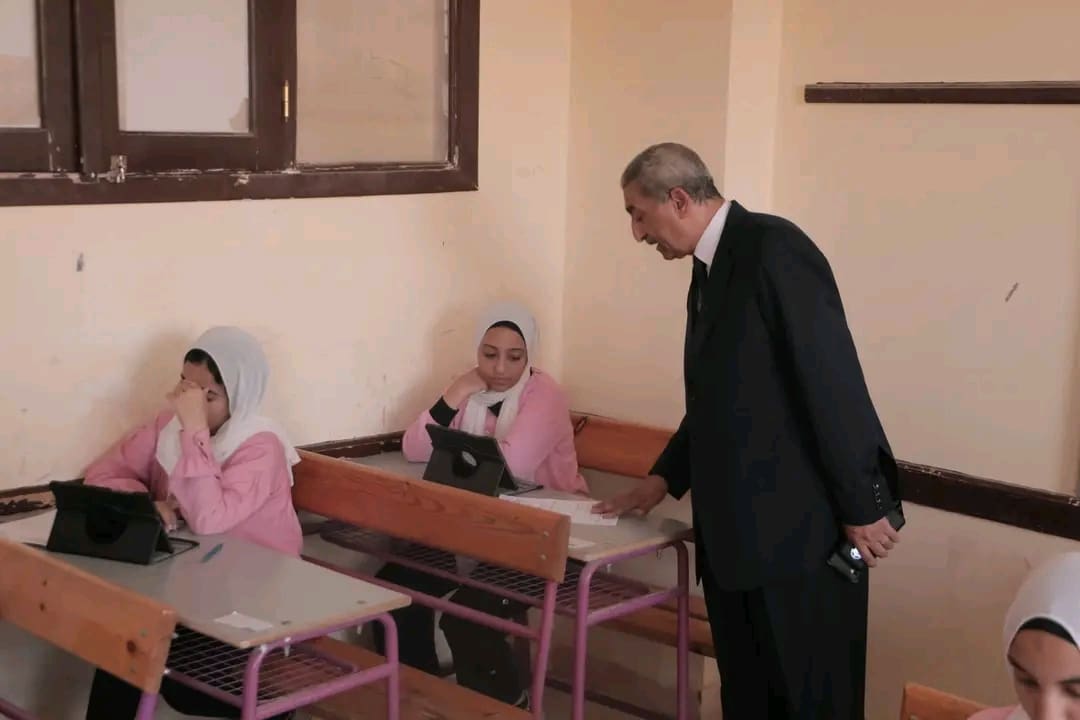 وكيل تعليم أسوان يتابع الامتحان الالكترونى لطلاب الشعراوى الثانوية للبنات 1 1748177422845 وكيل وكيل تعليم أسوان يتابع الامتحان الالكترونى لطلاب الشعراوى الثانوية للبنات موقع في الجامعة