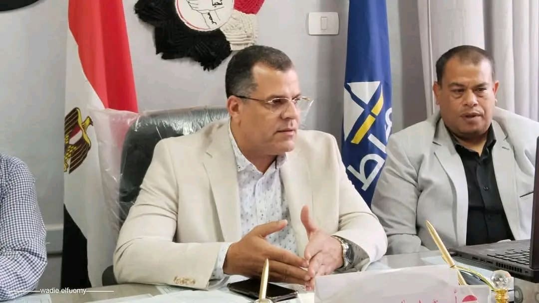 عبر الفيديو كونفرانس.. وكيل تعليم دمياط يشرف لجان الامتحانات وسط إجراءات مشددة