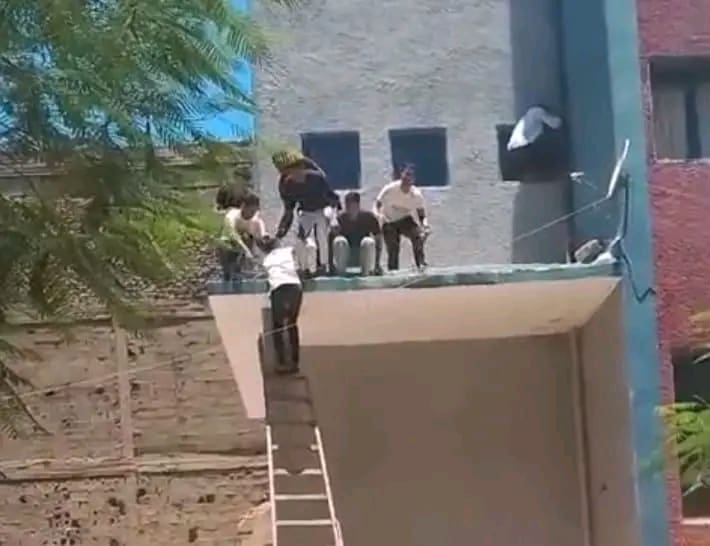  7 صور.. لحظات الهروب الآمن لطلاب الدبلومات من حريق تعليم سوهاج