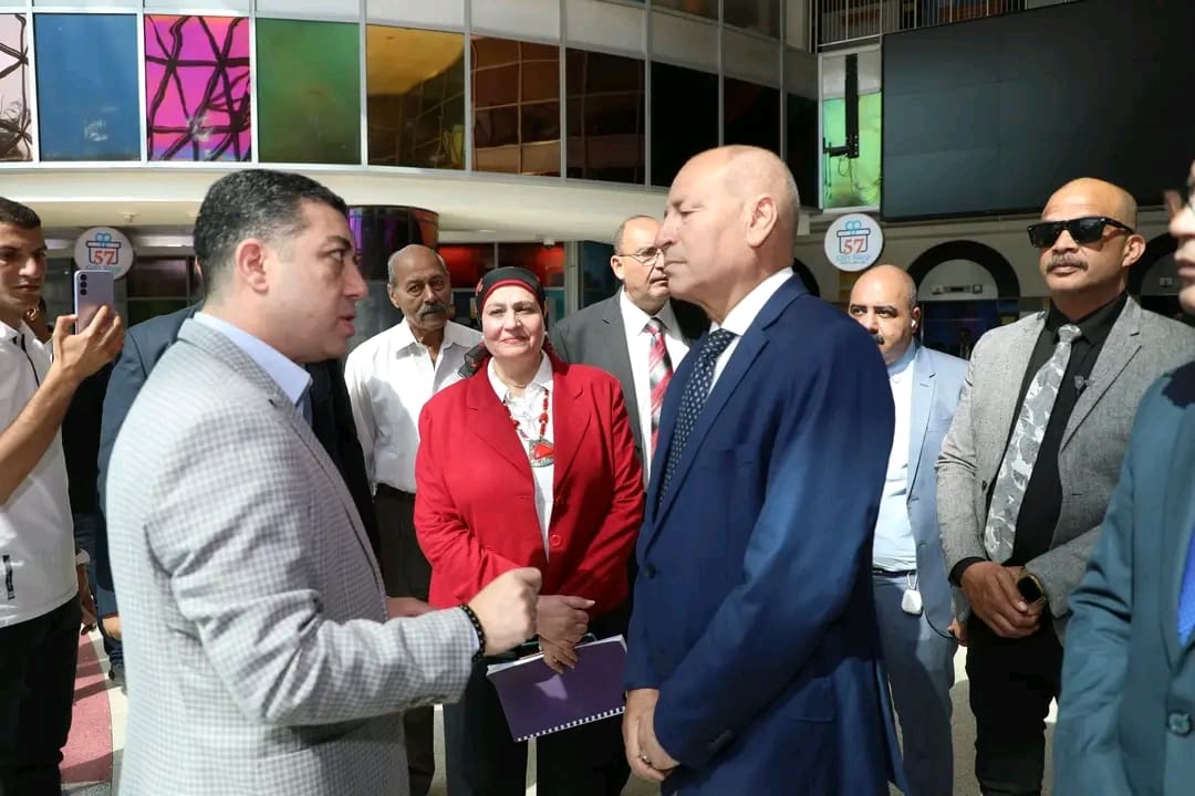 1748679451485 امتحانات في أول أيام امتحانات الإعدادية بالقاهرة.. المحافظ يتفقد اللجان ويشيد بنظام "البوكليت" موقع في الجامعة