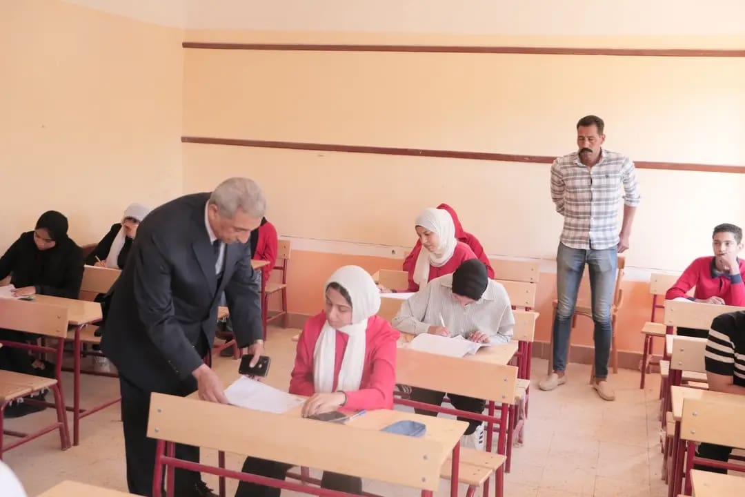 1748682620946 الثانوية يؤديها 5153 طالب وطالبة..  وكيل تعليم الوادي يطمئن على انتظام أعمال امتحانات الشهادة الإعدادية موقع في الجامعة