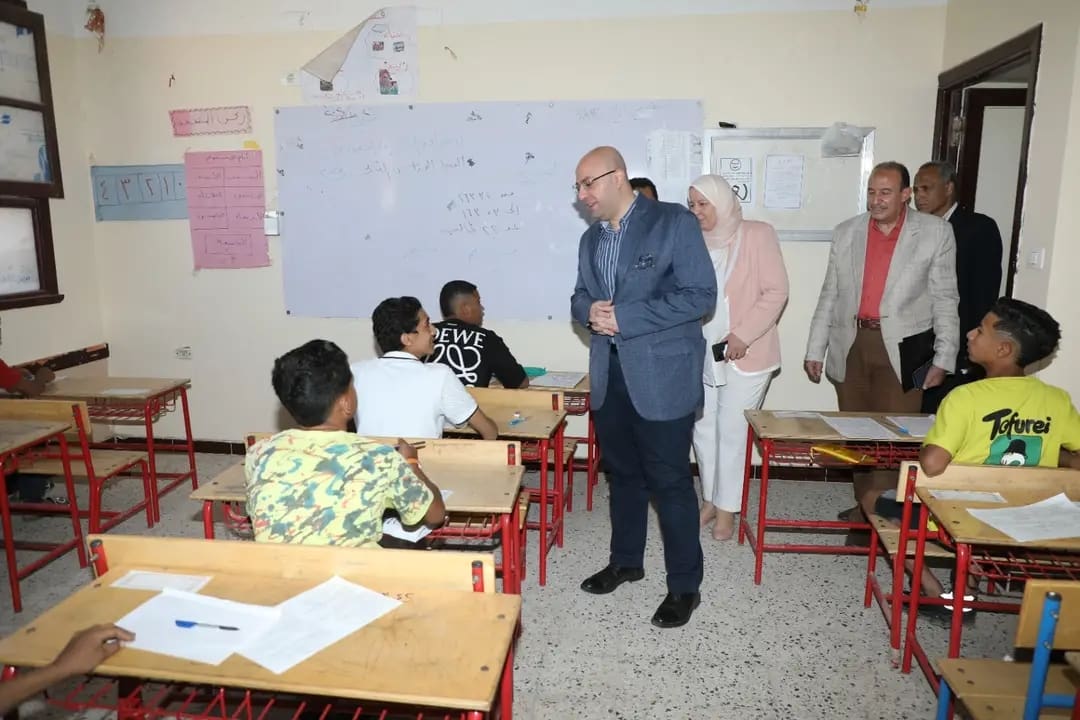 1748684268565 محافظ محافظ بني سويف يتابع 65993 طالب وطالبة في 321 لجنة يؤدون امتحان اللغة العربية موقع في الجامعة