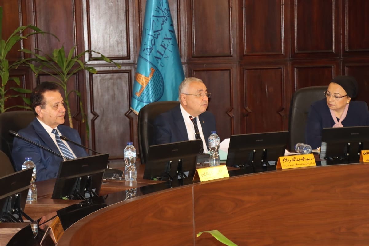 جامعة الإسكندرية تُشكل لجنة لتطوير قاعات التدريس والمدرجات وتحذير الطلاب من مخاطر الهجرة غير الشرعية 1 19b4da9a 8bb0 403c 9b79 174ae265a9fc جامعة الإسكندرية تُشكل لجنة لتطوير قاعات التدريس والمدرجات وتحذير الطلاب من مخاطر الهجرة غير الشرعية موقع في الجامعة