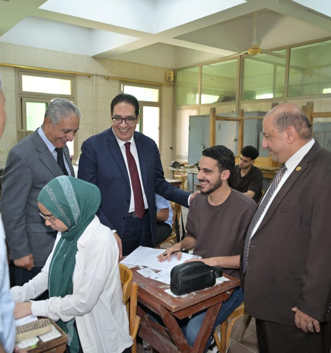27f4bb29 48e6 45a3 b72d 7466eecad1f1 جامعة القاهرة رئيس جامعة القاهرة يتفقد لجان امتحانات نهاية العام ويوجه بتوفير سبل الراحة للطلاب موقع في الجامعة