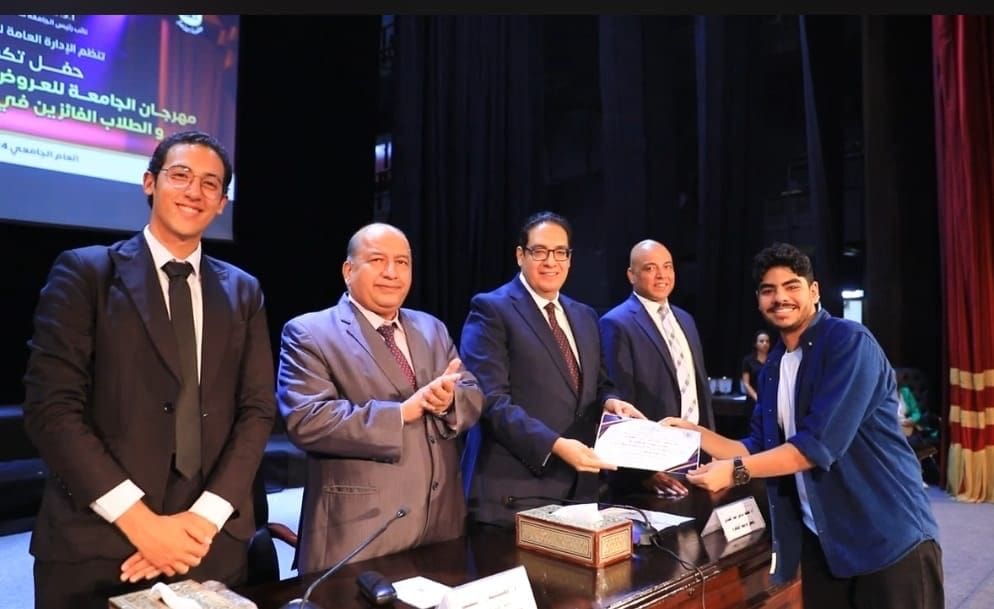 69ac7ef5 0c6b 4117 aff2 b66d620b1077 التعليم العالي رئيس جامعة القاهرة يكرم الفائزين في مهرجان الجامعة للعروض المسرحية الطويلة و "إبداع 13 موقع في الجامعة
