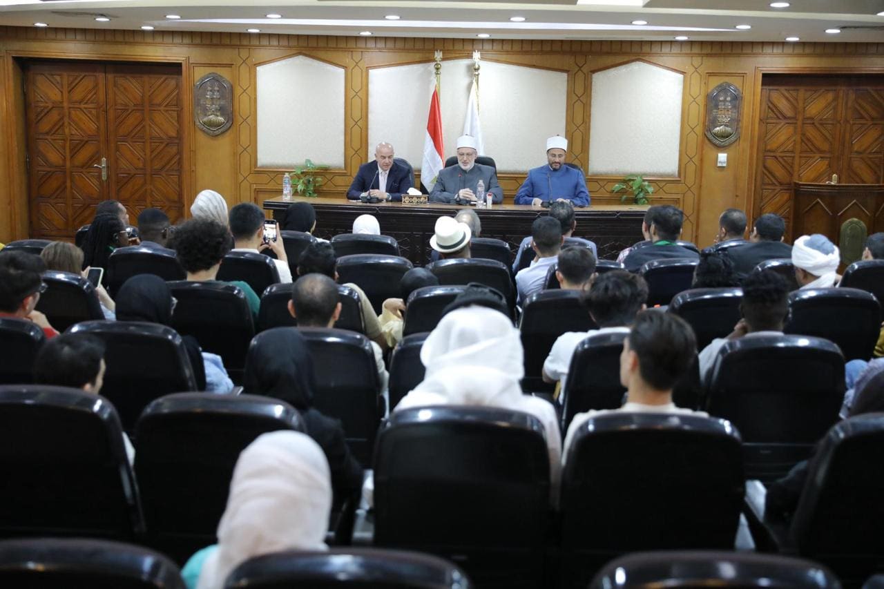 95c691fe a518 4dc6 8302 a155e35df57c مرصد الأزهر وكيل الأزهر يحاضر وفد «منحة ناصر للقيادة» ويؤكد: الأزهر منارة عالمية تنشر قيم الوسطية والتعايش موقع في الجامعة