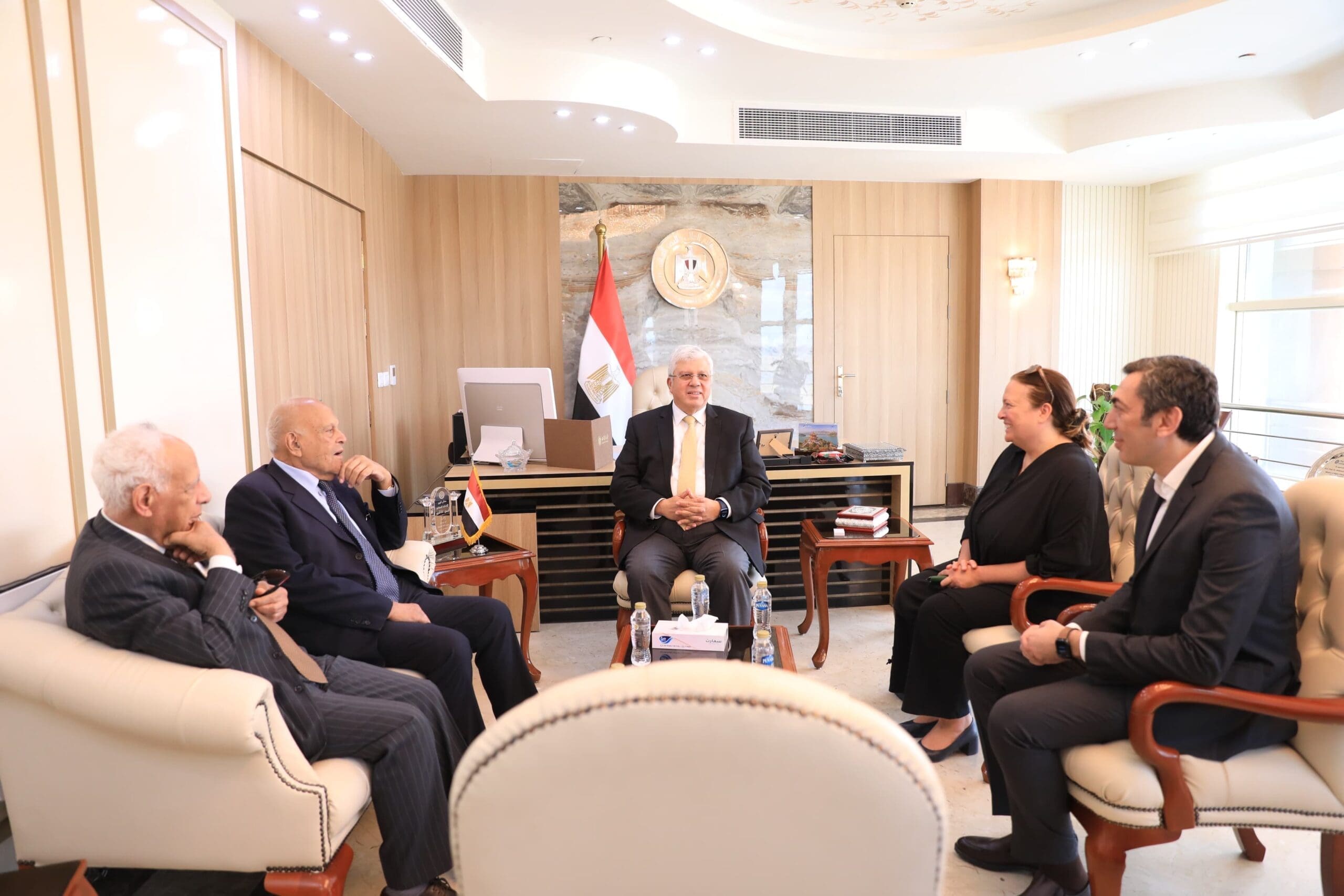 9d6b467b 2afd 4fb3 b90e b62d92ccff7d scaled مجدى يعقوب وزير التعليم العالي يستقبل الجراح العالمي الدكتور مجدى يعقوب موقع في الجامعة