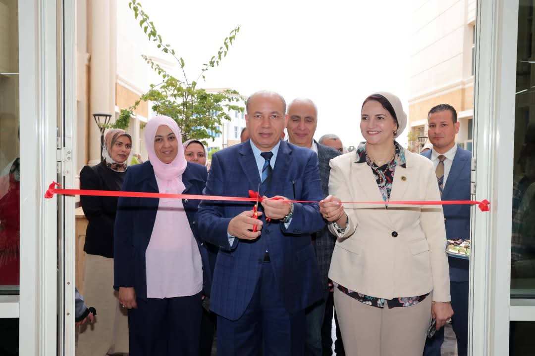 FB IMG 1746298799084 طلاب افتتاح المعرض العلمي للمقررات التمريضية التخصصية بكلية التمريض بجامعة المنصورة الأهلية موقع في الجامعة